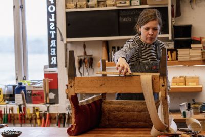 Pige der laver en stol