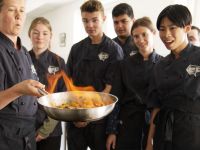 Elever og underviser laver mad